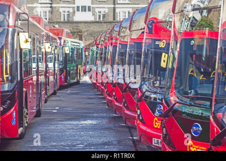 London Waterloo. I ranghi serrati di una flotta di single-decker bus in attesa per la chiamata all azione a Waterloo deposito autobus. Foto Stock