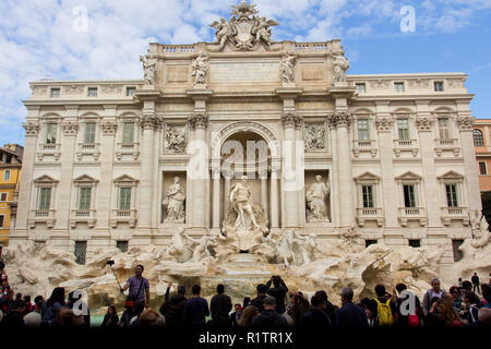La fontana di Trevi, una celebrazione di arte e acqua - Roma Foto Stock