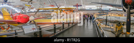 Vista panoramica del centro storico di aeromobili nell'Udvar-Hazy Center, Museo Nazionale dell'aria e dello spazio a Chantilly, Virginia. Gli aeromobili commerciali aree sul lato sinistro o Foto Stock