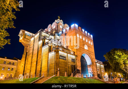 Il Golden Gate di Kiev di notte. L'Ucraina Foto Stock