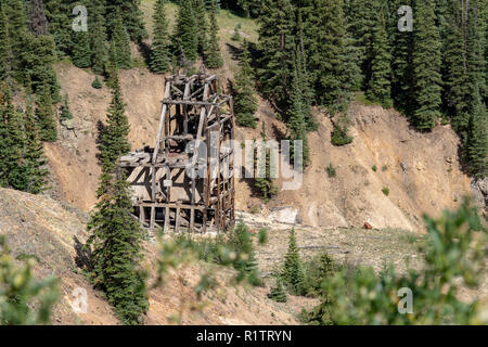 Idarado miniera in Colorado Sneffels-Red Mountain-Telluride distretto minerario ha lasciato resti facilmente visibile da milioni di dollari di autostrada vicino il nostro Foto Stock