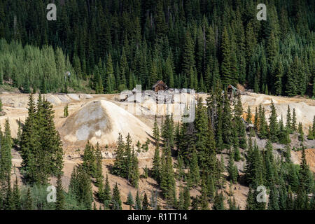 Idarado miniera in Colorado Sneffels-Red Mountain-Telluride distretto minerario ha lasciato resti facilmente visibile da milioni di dollari di autostrada vicino il nostro Foto Stock