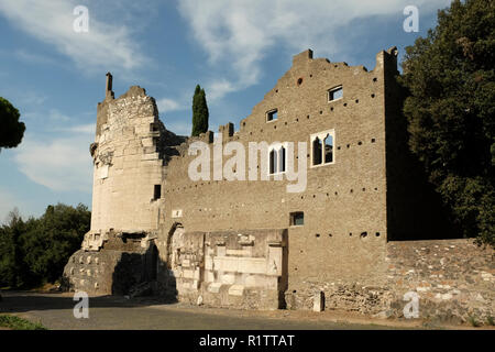 Le antiche rovine della tomba di Caecilia Metella (Mausoleo di Cecilia Metella), lungo la Via Appia (Via Appia Antica di Roma Foto Stock