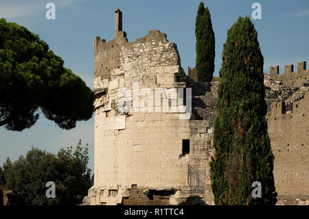 Le antiche rovine della tomba di Caecilia Metella (Mausoleo di Cecilia Metella), lungo la Via Appia (Via Appia Antica di Roma Foto Stock