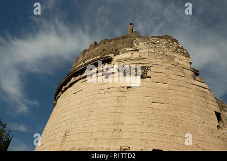 Le antiche rovine della tomba di Caecilia Metella (Mausoleo di Cecilia Metella), lungo la Via Appia (Via Appia Antica di Roma Foto Stock