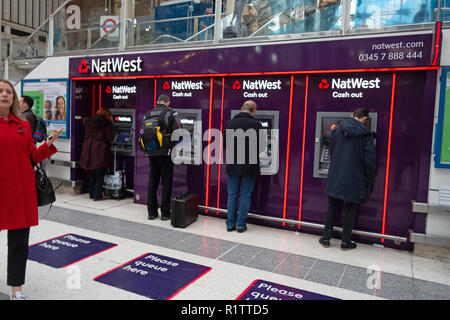 Fila di Nat West ATM a Londra Liverpool Street station Foto Stock