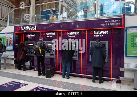 Fila di Nat West ATM a Londra Liverpool Street station Foto Stock