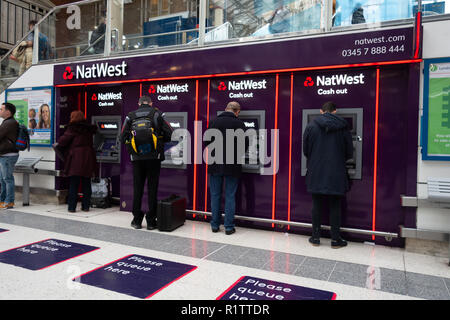 Fila di Nat West ATM a Londra Liverpool Street station Foto Stock