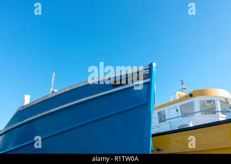 Barche da pesca in ed intorno a Seahouses Harbour, Northumberland, Regno Unito, Foto Stock