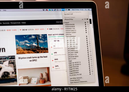 Elenco a discesa Rete Wireless menu sul MacBook Pro Apple sullo schermo. Le reti multiple sono visibili, compresi un iPhone 8 Plus 4G segnale. Foto Stock