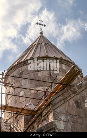 Dilijan,Armenia,agosto 24,2018:l'ombrello restaurata la cupola della chiesa della Beata Vergine del monastero di Goshavank,vicino alla città di Dilijan Foto Stock