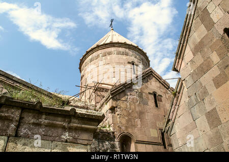 Dilijan,Armenia,agosto 24,2018:Riparazione di crollato rivestimenti in pietra presso la chiesa della Beata Vergine del monastero di Goshavank, vicino alla città di Foto Stock