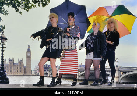 Punks femmina al di fuori del palazzo di Westminster, Londra, Inghilterra, Regno Unito. Circa ottanta Foto Stock
