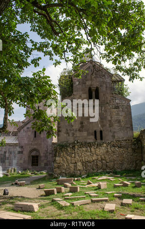 Dilijan, Armenia, 24 agosto 2018: il cortile del monastero Goshavank con una vista della scuola medievale e il Book Depository e il ripristino Foto Stock