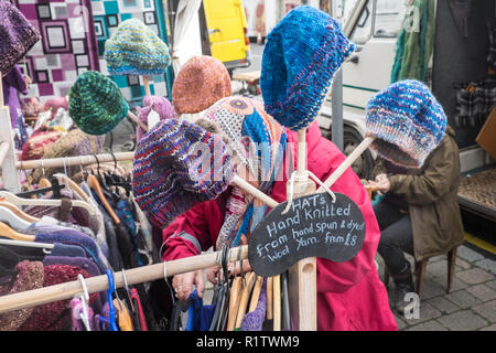 Riutilizzato,pura lana,,woollen,cappelli,vestiti,per,vendita,famoso,Mercoledì,mercato,a,Machynlleth,città,centro,Powys,metà,Galles,il Galles Centrale,UK,l'Europa,europeo, Foto Stock