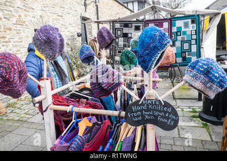 Riutilizzato,pura lana,,woollen,cappelli,vestiti,per,vendita,famoso,Mercoledì,mercato,a,Machynlleth,città,centro,Powys,metà,Galles,il Galles Centrale,UK,l'Europa,europeo, Foto Stock