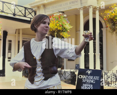 Costume di bilanciere, Chalybeate Molla, The Pantiles a Royal Tunbridge Wells, Kent, England, Regno Unito Foto Stock