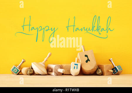 Immagine della festa ebraica Hanukkah con legno dreidels (filatura in alto) Foto Stock