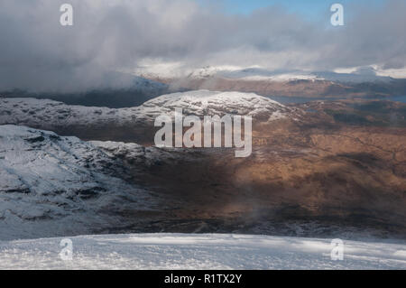 Vista del Loch Katrine da Ben Lomond, Scozia Foto Stock