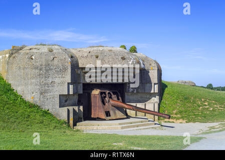 Il tedesco 152 mm pistola Navy nel bunker della batteria Le Chaos, parte dell'Atlantikwall a Longues-sur-Mer, Normandia, Francia Foto Stock
