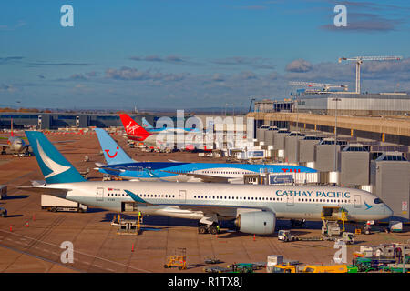 Il terminale 2 all'Aeroporto di Manchester, Ringway, Greater Manchester, Inghilterra. Regno Unito. Foto Stock