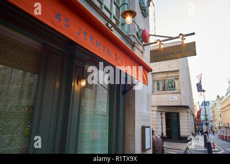 45 Jermyn Street restaurant sign in corrispondenza del suo ingresso nella zona di Mayfair, London, Regno Unito Foto Stock