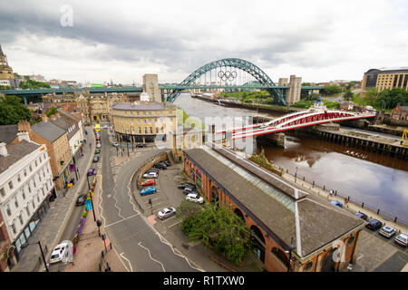 Newcastle upon Tyne/Inghilterra - 12 Luglio 2012: Newcastle Quayside e anelli olimpici sul Tyne Bridge Foto Stock