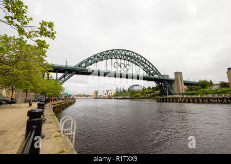 Newcastle upon Tyne/Inghilterra - 12 Luglio 2012: Newcastle Quayside e anelli olimpici sul Tyne Bridge Foto Stock