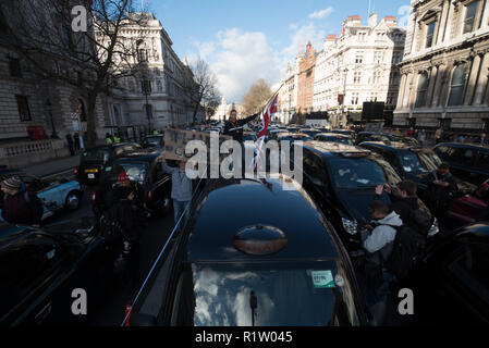 Whitehall, Londra, Regno Unito. Il 10 febbraio, 2016. Migliaia di conducenti di taxi protesta a Whitehall e strade circostanti portando il traffico nel centro di Londra Foto Stock