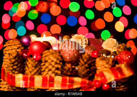 Motivi floreali di Natale Decorazioni per la tavola con candele Foto Stock