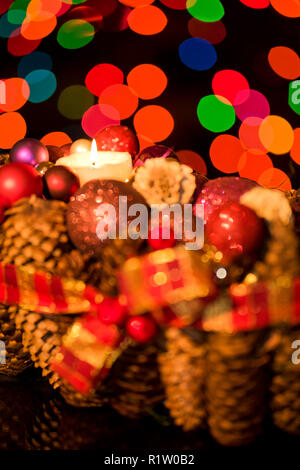 Motivi floreali di Natale Decorazioni per la tavola con candele Foto Stock