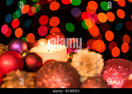 Motivi floreali di Natale Decorazioni per la tavola con candele Foto Stock