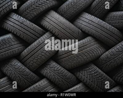 Auto Usate di pneumatici accatastati in pile. Foto Stock