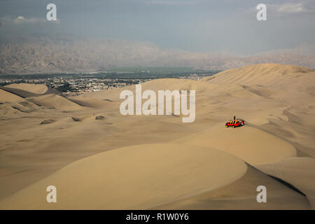 Un rosso buggy nel deserto di Ica Foto Stock