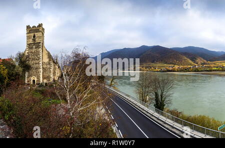 Pietra fortificata, la chiesa di St Michael, accanto al fiume Danubio in Weissenkirchen, nella valle di Wachau Foto Stock