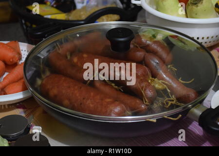 Testo originale tedesco il Bratwurst all'interno di un brat pan. Deutsche originale il Bratwurst in einer Brattpfanne. Foto Stock