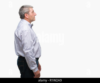 Bello il senior uomo che indossa il filtro bow tie su sfondo isolato guardando al lato, profilo relax posano con faccia naturale con sorriso sicuro. Foto Stock