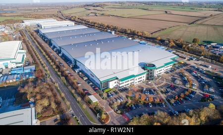 Vista aerea del Milton Keynes Amazon adempimento centro per preparare per il nero venerdì di questa settimana. Il personale di Amazon si stanno preparando per il loro più trafficati Venerdì nero su record - con dieci giorni di offerte a partire da venerdì (16), che consentirà di vedere ai clienti di risparmiare migliaia sul must doni. Lavoratori a Milton Keynes call center a Hertfordshire sono pronte per una frenetica stagione festiva di raccolta e imballaggio, con milioni di inglesi insieme a snap il limitato tempo offerte a correre fino a Natale. Foto Stock