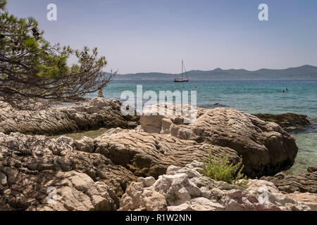 Mare blu e costa panoramica della costa dalmata vicino a Zara, Croazia, ideale per viaggi e vacanze Foto Stock