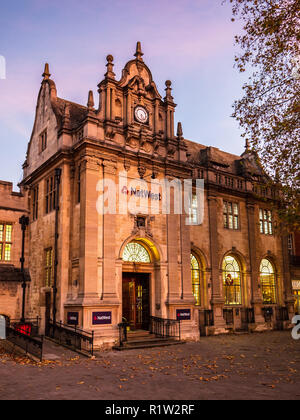 NatWest - Traditional Bank Branch Classic Bank Branch - crepuscolo foto di Natwest Bank Branch sulla Cathedral Square nel centro di Peterborough UK Foto Stock