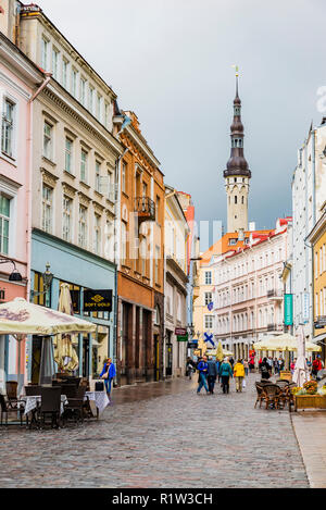 Il famoso Viru Street, in background, torre del palazzo comunale. Tallinn, Harju County, Estonia, paesi baltici, Europa. Foto Stock