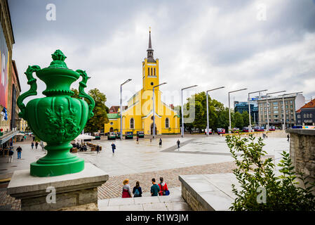 Piazza della Libertà e la chiesa di San Giovanni Evangelista, Tallinn, Harju County, Estonia, paesi baltici, Europa. Foto Stock