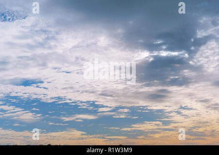 Rosa e blu cielo all'alba, lilla blu del cielo al tramonto Foto Stock