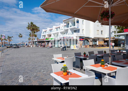 Taverna sul lungomare e negozi, Poseidonos Avenue, Paphos (Paphos), Pafos District, la Repubblica di Cipro Foto Stock