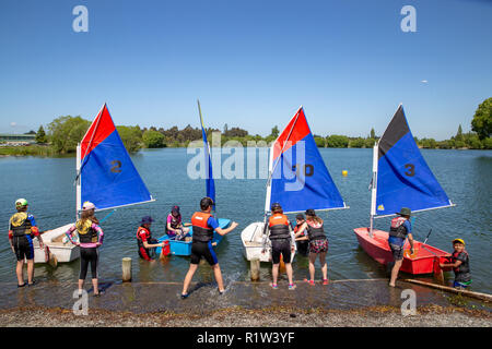 Gli studenti ricevono lezioni di vela sul lago di Rua a Canterbury, Nuova Zelanda Foto Stock