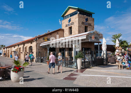 Porte di Cipro competente edificio e Hobo Cafe sul lungomare del porto, Paphos (Paphos), Pafos District, la Repubblica di Cipro Foto Stock