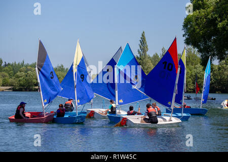 Gli studenti ricevono lezioni di vela sul lago di Rua a Canterbury, Nuova Zelanda Foto Stock