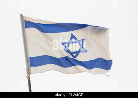 Un vestito di stracci Flage israeliano aloft in una brezza tesa contro un cielo blu al Kibbutz Elrom nel Golan Israele. Foto Stock