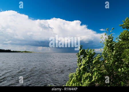 Estuario del fiume Vistola per il Mar Baltico con il Cumulus mediocris nuvola in cielo. Pomerania, Polonia. Foto Stock