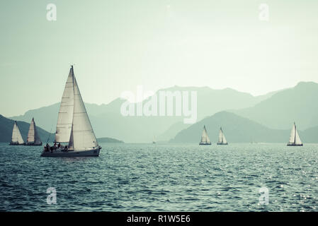 Barca a vela sul mare con cielo chiaro alla Turchia Foto Stock